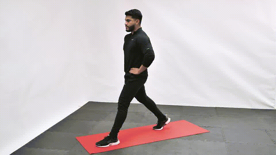 Split squat con peso corporal; usa un poste para equilibrio