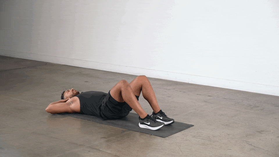 Demostración de crunch con las piernas elevadas